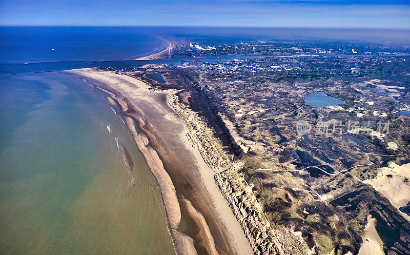荷兰IJmuiden - 17-08-2021:从高处俯瞰IJmuiden海滩(阿姆斯特丹海滩)。